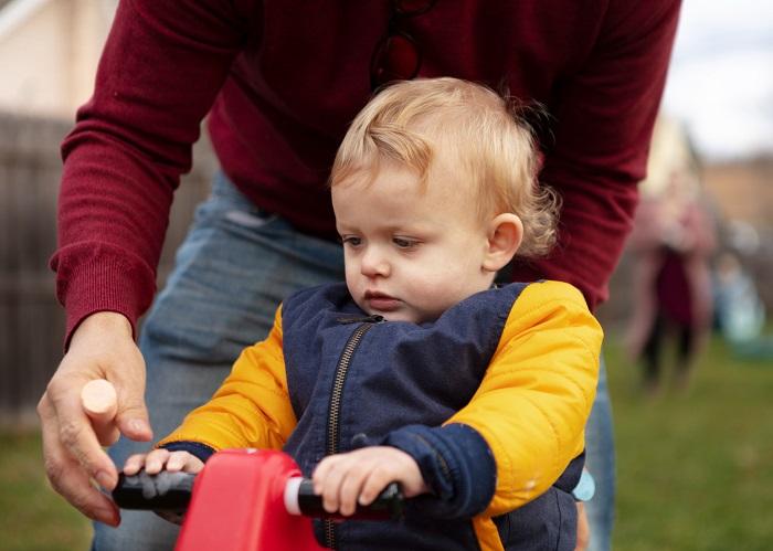 Jeździk grawitacyjny – czy sprawdzi się dla rocznego dziecka?