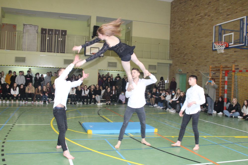 Popisy akrobatów z Ocelota w ZS 2 – szkolny sztab WOŚP gra (FOTO)