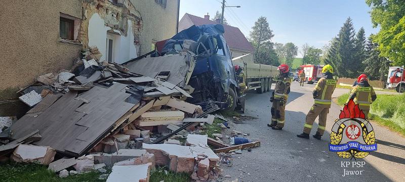 Ciężarówka wbiła się w dom