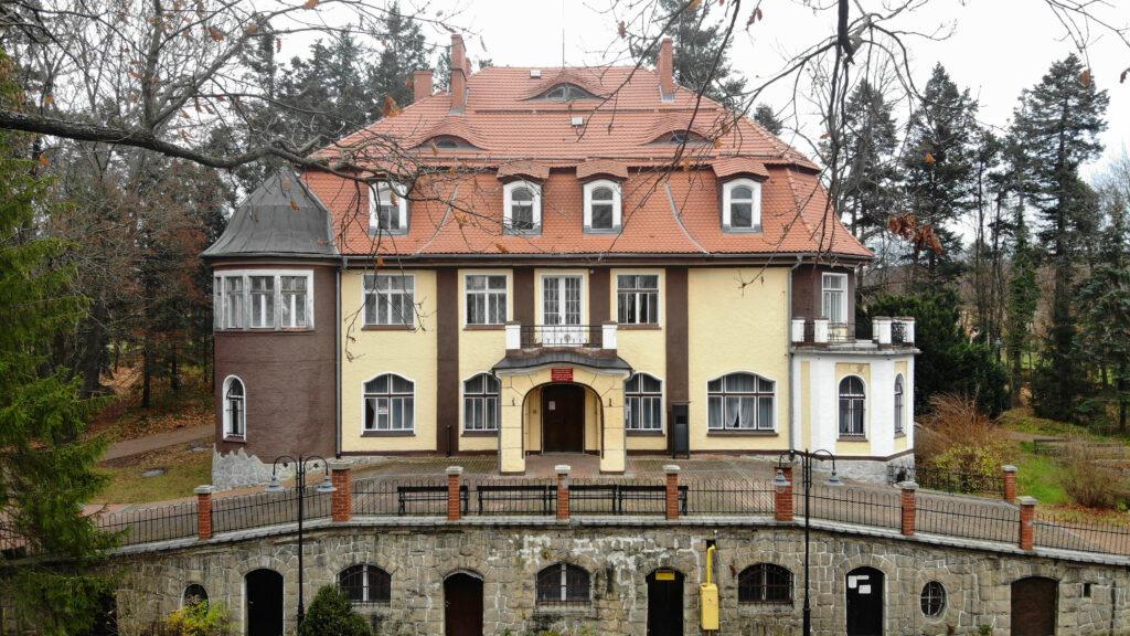 Pałac w Muchowie na sprzedaż. Za jedyne 5,5 mln