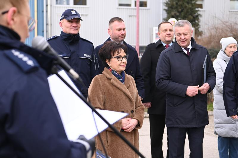Marszałek E.Witek przekazała radiowozy jaworskim policjantom