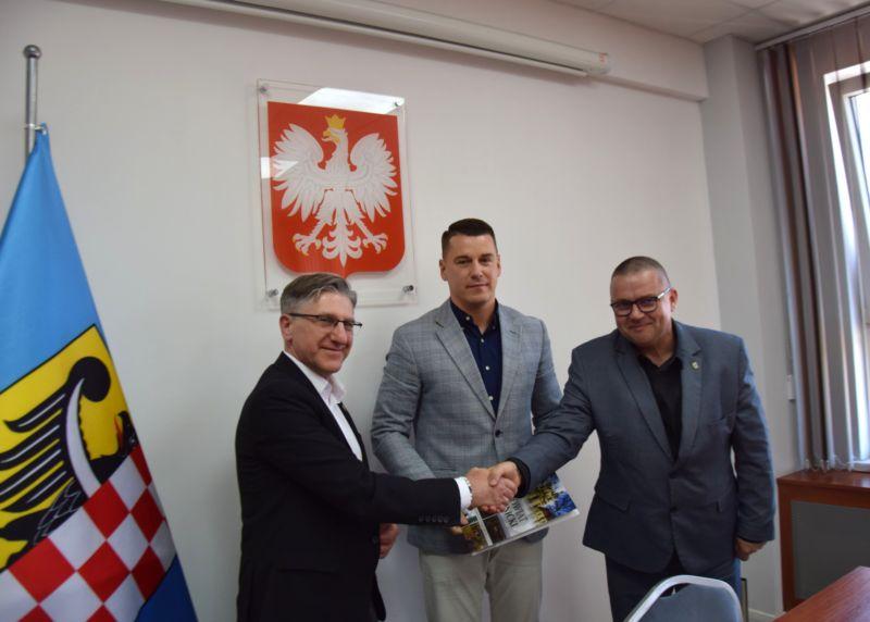 Podpisano umowę na inwestycję drogową w gminie Kunice