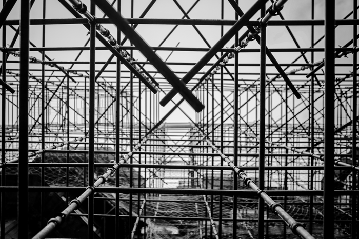 Nietypowe zastosowania rusztowań aluminiowych w realizacjach architektonicznych
