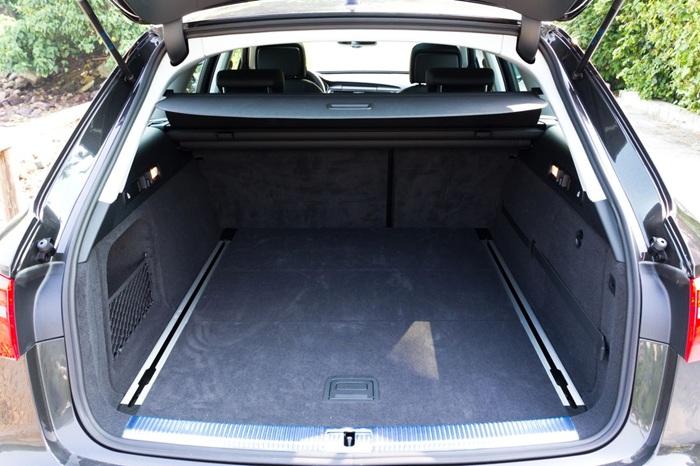 Minimalizm w bagażniku: co naprawdę warto wozić, a co tylko zabiera miejsce?