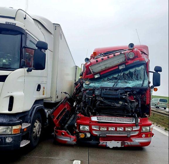 Zderzenie dwóch tirów na A 4
