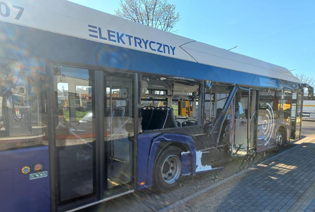 Koparka staranowała autobus