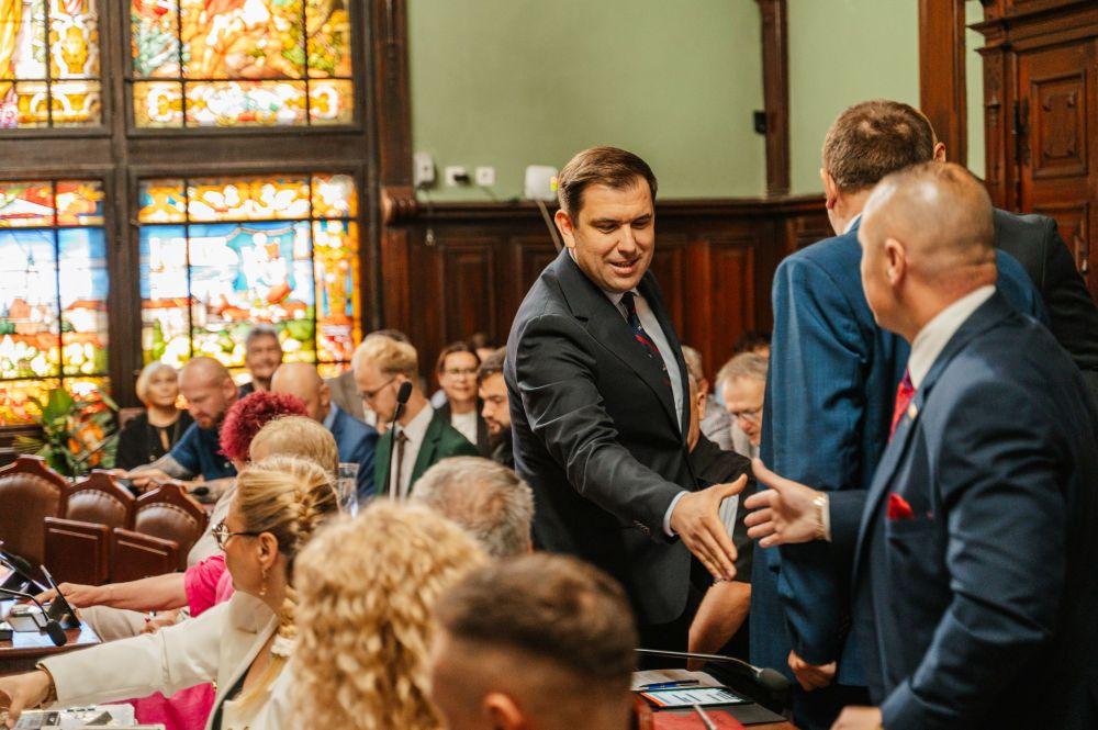Rekordowe inwestycje, rekordowy budżet i zaskakujący finał głosowań (FOTO)