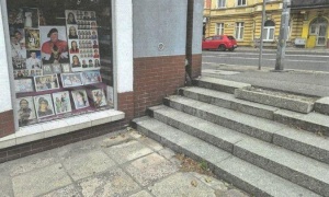 Oderwany stopień i upadki. Radny alarmuje w sprawie niebezpiecznych schodów