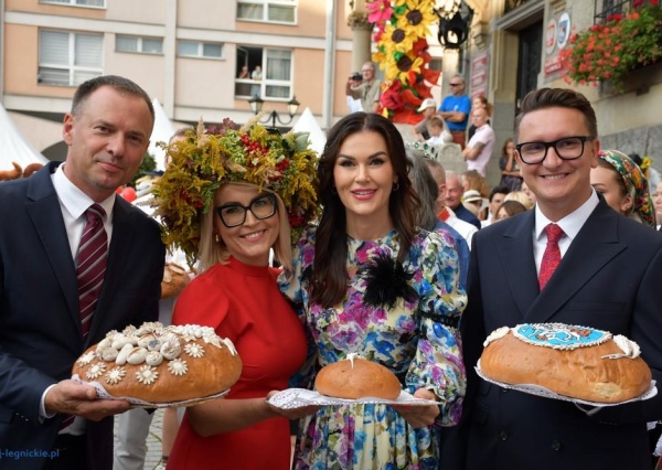 Kolorowy korowód otworzył Święto Chleba i Piernika (FOTO)