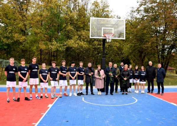 Nowoczesne zagospodarowanie terenu przy Powiatowym Zespole Szkół w Chojnowie (FOTO)