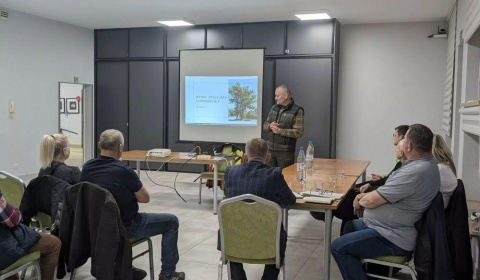 Park przy pałacu przejdzie zabiegi pielęgnacyjne 