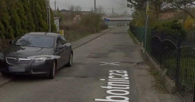 Dziury, pęknięcia i uszkodzone studzienki. Strach jechać przez Robotniczą