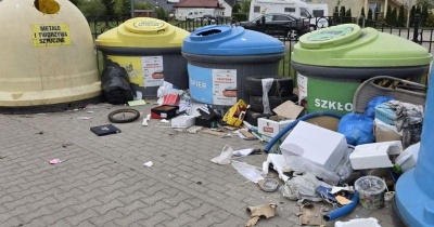Bałagan przy PSZOK-ach i kontenerach na odzież. Radny ma dość
