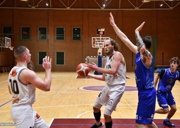 Basket Legnica z wysokim i ważnym zwycięstwem (FOTO)