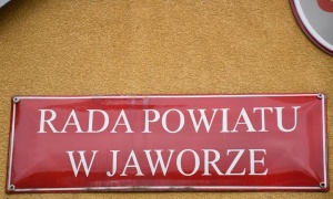 Radni powiatowi pochylą się nad uchyleniem uchwały ws. relokacji migrantów