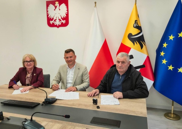 Starosta Rafał Miara podpisał umowę na remont drogi powiatowej