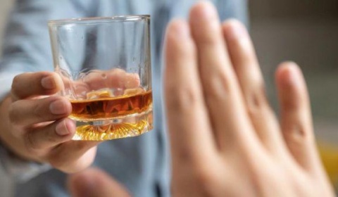 Mieszkańcy czują się zagrożeni. Pijący alkohol w tle