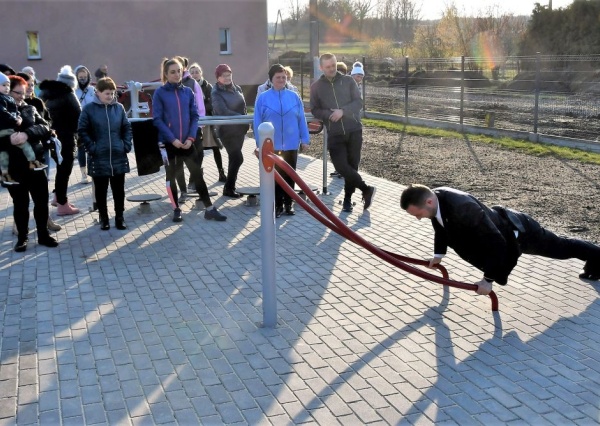 Siłownia plenerowa otwarta. 40 pompek wójta (FOTO)