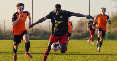 Modou Ceesay celuje w koronę króla snajperów. Wybrał AKS Strzegom