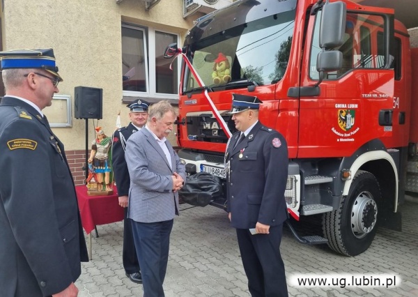 OSP Niemstów z nowym ciężkim wozem strażackim