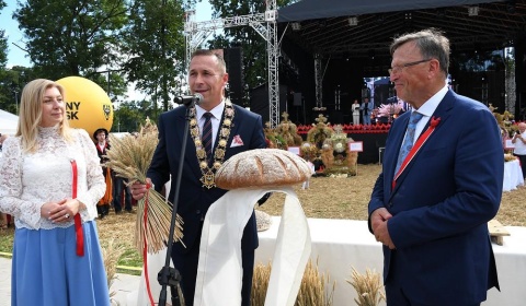 Rolnicy hucznie dziękowali za plony. Samorządowy polonez robił wrażenie(FOTO)