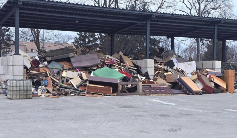 Sypnęło rekordem pod śmietnikami 