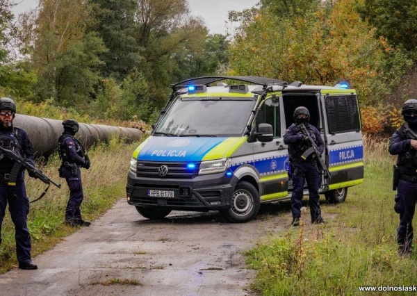  Podłożony materiał wybuchowy, policyjny pościg, ranny napastnik i funkcjonariusz...