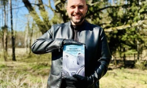 Autentyczna powieść pisana na emocjach przez policjanta. Warto przyjść na spotkanie z nim