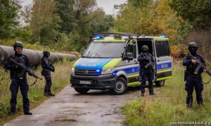 Podłożony materiał wybuchowy, policyjny pościg, ranny napastnik i funkcjonariusz...
