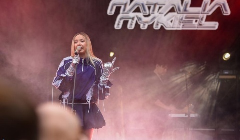 Natalia Nykiel zachwyciła jagodowy Chocianów. Energetyczny koncert porwał publiczność (FOTO)