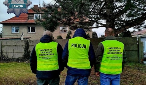 Nielegalna „rozbiórka” pojazdów na prywatnej posesji. 30-latek zatrzymany