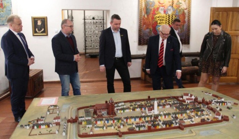 Wysłannik ministra kultury i poseł T.Samborski z wizytą w Chojnowie