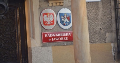 Radni miasta i powiatu zagłosują nad sprzeciwem wobec przymusowej relokacji migrantów. Będzie gorąco?