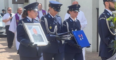 Ostatnie pożegnanie insp. Waldemara Cichockiego. Policjantów z całego regionu połączył żal po stracie komendanta