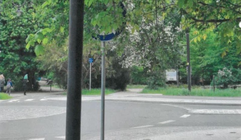 Niebezpieczeństwo przy „rondzie śmierci”. Dopiero interwencja radnego wymusiła reakcję miasta