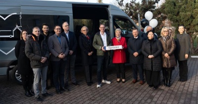 Dzieci z placówek opiekuńczo-wychowawczych powiatu jaworskiego dostały Mercedesa