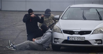 Strzały, 42 rannych, katastrofa samolotu i uciekający więźniowie (FOTO)