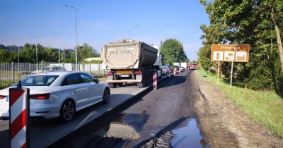 Przystanek na Legnickiej zmienił lokalizację - czasowo. Miejskie elektrobusy mogą mieć opóźnienie 