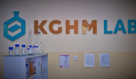 W Bolesławcu rusza KGHM LAB. Nowa pracownia chemiczno-fizyczna dla uczniów I LO od Polskiej Miedzi
