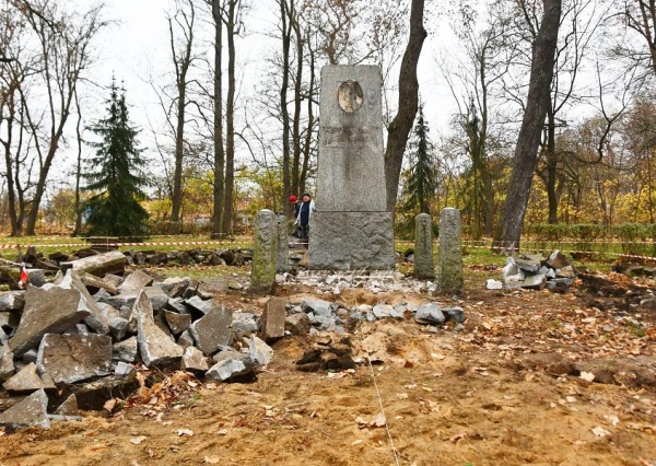 Renowacja pomnika im. Bohaterów Westerplatte w Chobieni