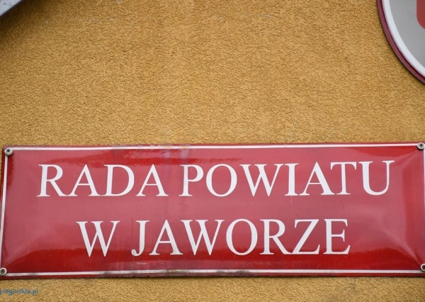 Radni powiatowi pochylą się nad uchyleniem uchwały ws. relokacji migrantów