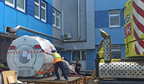 W szpitalu w Legnicy montują supernowoczesny rezonans magnetyczny 