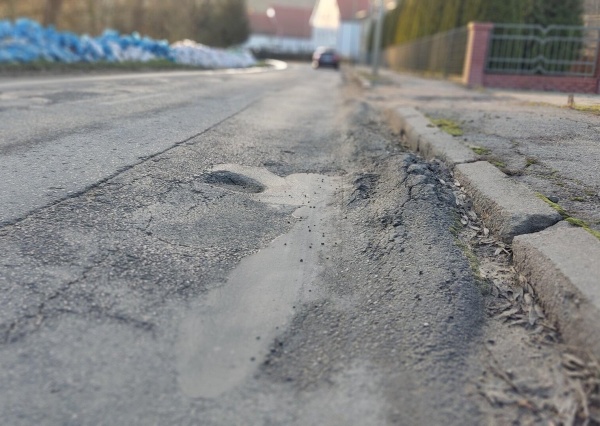 Na złotoryjskich drogach zrobi się równiej. Kiedy i za ile?