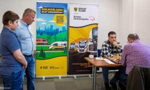 Pierwsze ruchy na szachownicach już za nami. Tort od arcymistrza