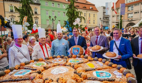 Korowód piekarzy, mistrzów i przyjaciół miasta przeszedł przez Rynek (FOTO)