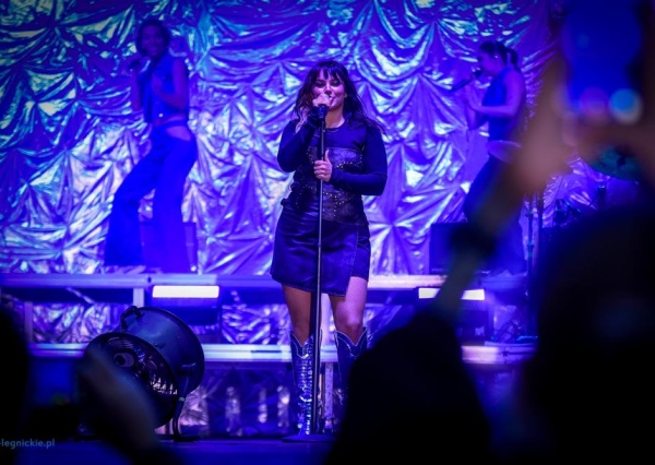 Rockowy wieczór pełen emocji – Ewa Farna na scenie w Chojnowie(FOTO