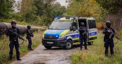 Podłożony materiał wybuchowy, policyjny pościg, ranny napastnik i funkcjonariusz...