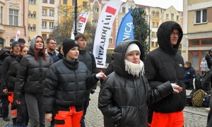 Legniccy maturzyści zatańczyli poloneza na Rynku (FOTO)