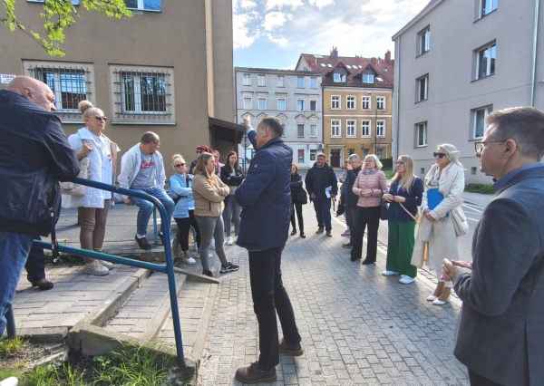  Wiata śmietnikowa w podwórku? Nie – nawet w pakiecie z parkingiem 