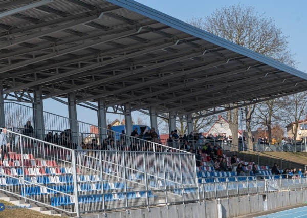 Stadion w Ścinawie ma zadaszone trybuny (FOTO)